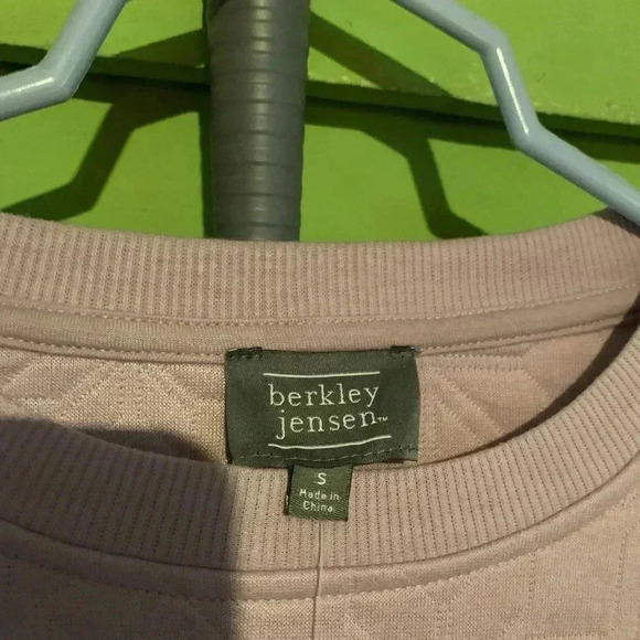 Berkeley Jensen Womens Sweatshirt Size Small Purple Long Sleeves with a design - Picture 4 of 7